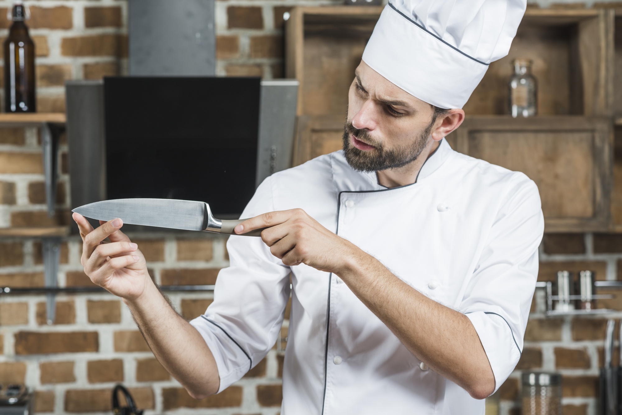 Chef che spiega una tecnica di taglio